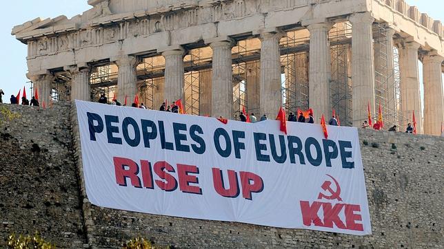 Una pancarta colocada por miembros del Partido Comunista griego