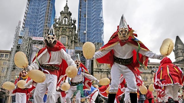 Los protagonistas del Entroido toman la plaza del Obradoiro