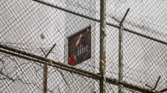 Leopoldo Gutiérrez, asomado por la ventana de su celda en la prisión militar de Ramo Verde