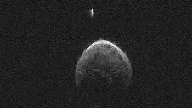 El asteroide que se acercó a la Tierra tiene una pequeña luna