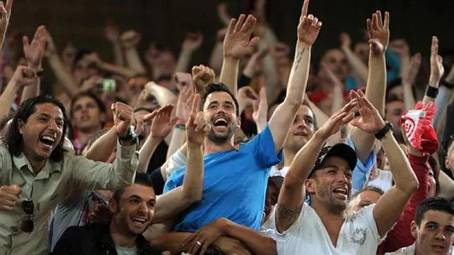 Defour, con camiseta azul, en la grada de Ultras Inferno, los radicales del Standard