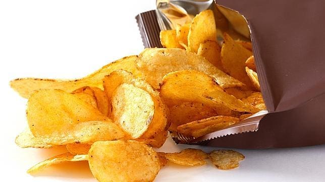 Las patatas fritas y las chocolatinas se encuentran entre los alimentos más adquiridos a media mañana por aquellos que no desayunan