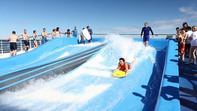 Un simulador de surf, una de las atracciones del Allure of the seas
