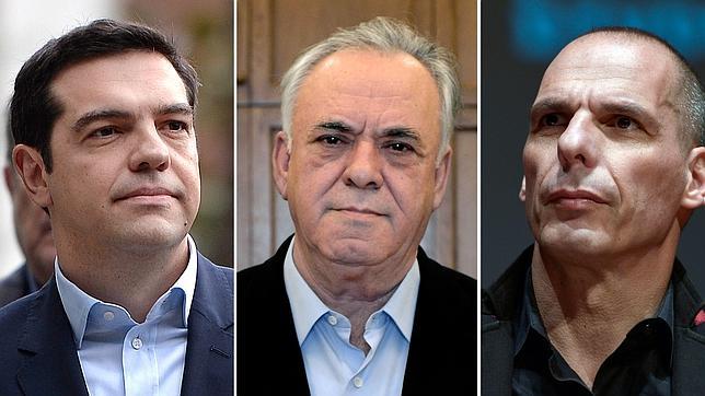 De izquierda a derecha el primer ministro Tsipras, el viceprimer ministro Dragasakis y el ministro de Finanzas Varufakis