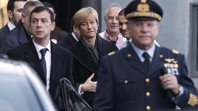 La ministra de Defensa italiana, Roberta Pinotti (c), durante la visita al militar italiano ingresado en La Paz