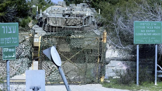 Un tanque israelí situado en la frontera con el Líbano