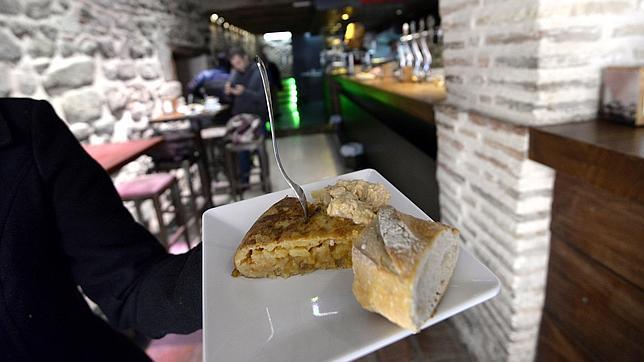 La tortilla del Trébol se sirve para desayunos acompañada de ensaladilla
