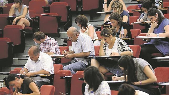 Opositores pasan un examen en una imagen de archivo.
