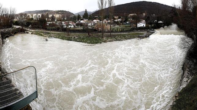 Fallece una persona al verse arrastrado por el río en su furgoneta en Los Arcos (Navarra)