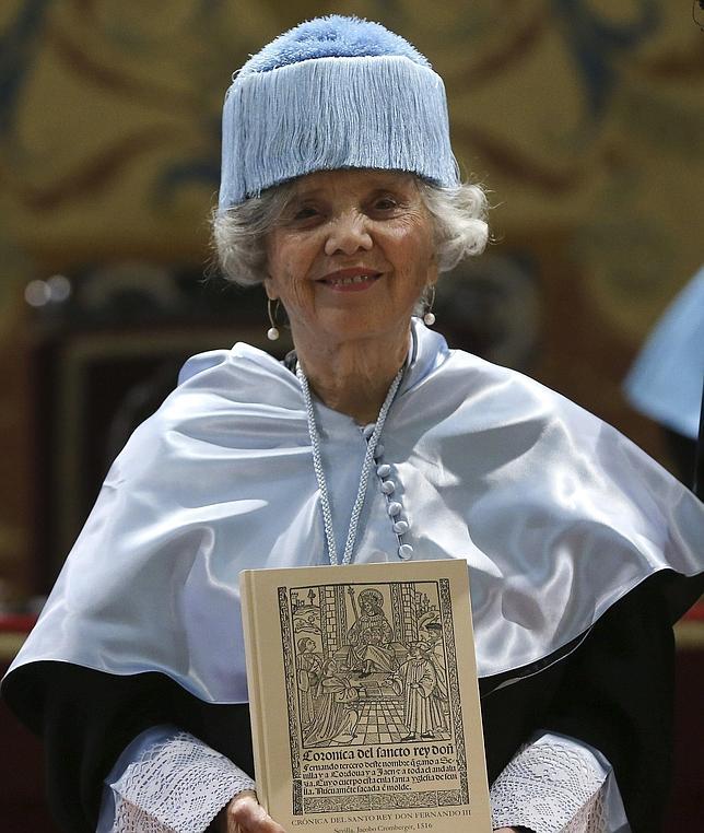 Elena Poniatowska: «Los políticos deberían tener menos 'face' y más 'book'»