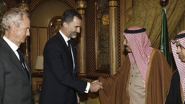 Felipe VI da el pésame al rey Salman en un breve encuentro en Riad