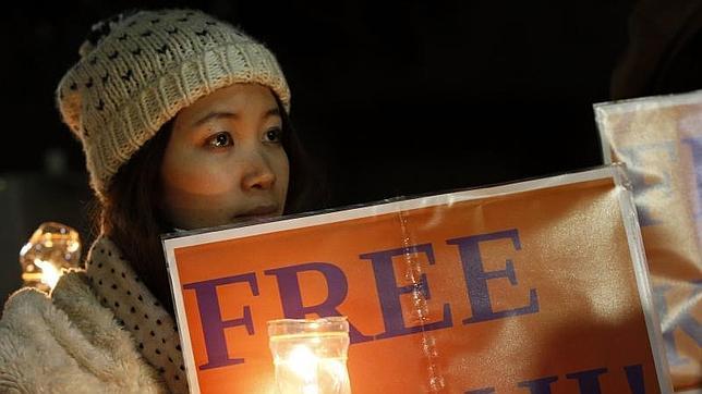 Una mujer pide la libertad del periodista japonés Kenji Goto, secuestrado por el Estado Islámico