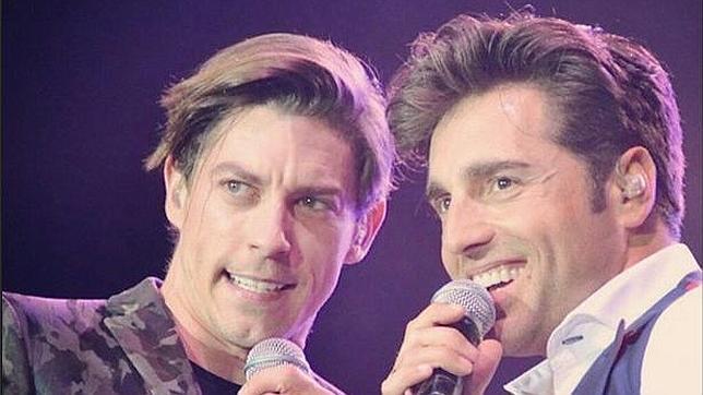 Adrián Lastra se sube al escenario con David Bustamante