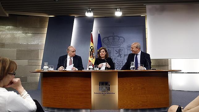 Soraya Sáenz de Santamaría, entre Jorge Fernández Díaz y José Ignacio Wert, tras el Consejo de Ministros