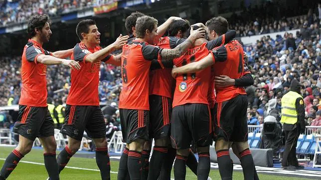 Los jugadores de la Real celebran el 0-1 en el Bernabéu