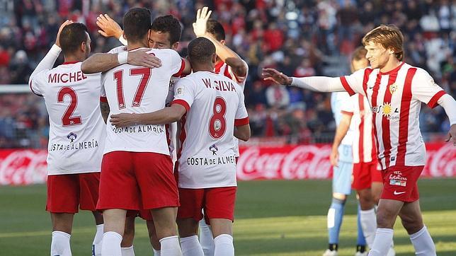 El Almería vuelve a ganar en casa ocho meses después