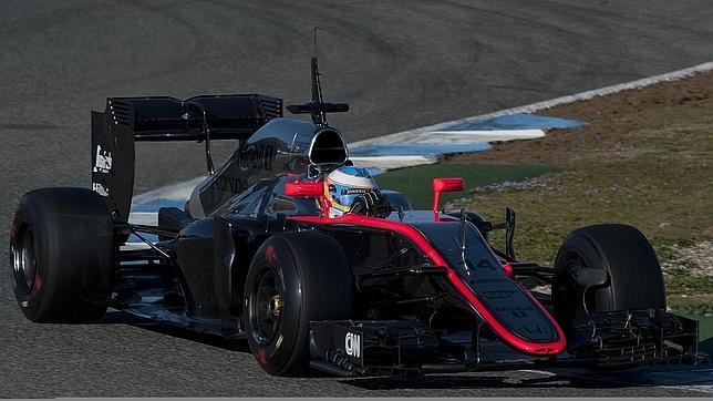 Alonso trata de arrancar el McLaren