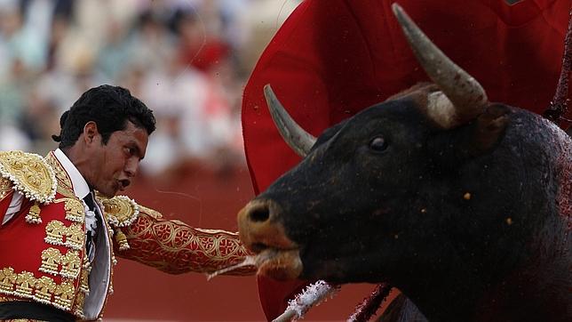 Israel Téllez, el héroe que mató sus dos toros con una cornada en el glúteo