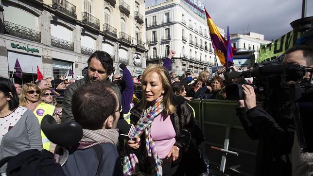 Banderas republicanas y griegas, puños en alto, indignados... y Carmen Lomana