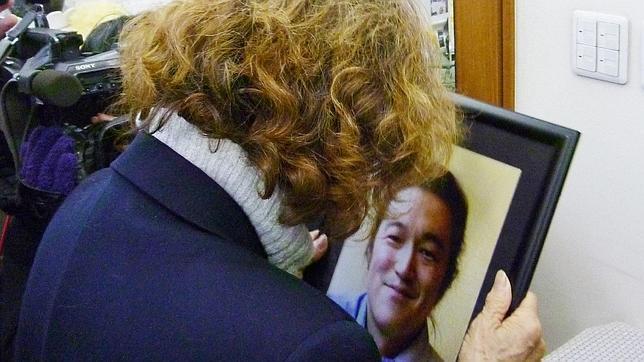 La madre de Kenji Goto sostiene una fotografía de su hijo