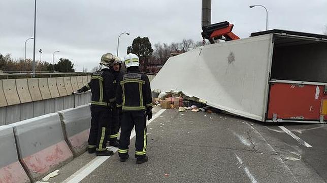 El vuelco de un camión deja la cabina suspendida de un puente en Rivas