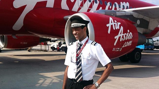 El capitán del vuelo de AirAsia abandonó su puesto antes de la fallida maniobra