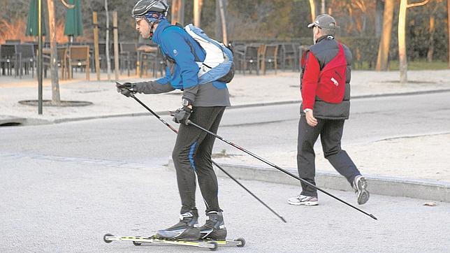 Un hombre practica rollerski» por la glorieta del Ángel Caído
