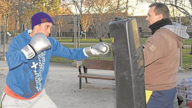 Dos hombres practica este arte marcial originario de Tailandia en el parque madrileño