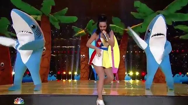 Katy Perry actuando junto a los tiburones bailarines