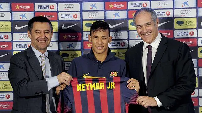 Neymar, con Bartomeu y Zubizarreta