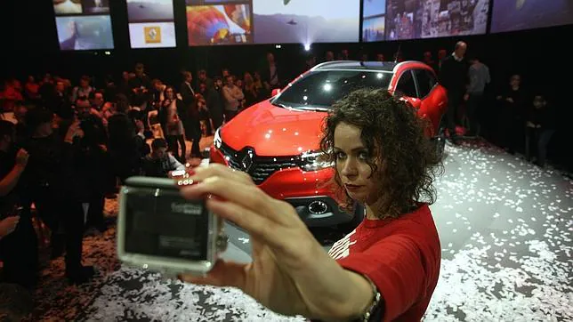 Una joven posa junto al nuevo modelo de Renault