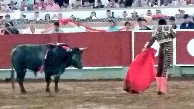 Joselito Adame se perfila para matar al cuarto toro