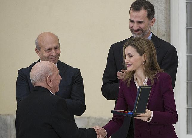 Victorino recibe la Medalla de manos de los Reyes, en presencia de Wert