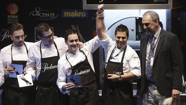 Diego Gallegos (segundo por la derecha), tras ser elegido Cocinero Revelación Madrid Fusión