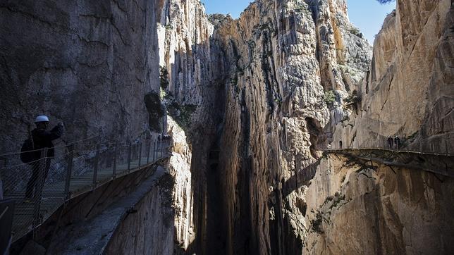 Unos periodistas recorren el Caminito del Rey