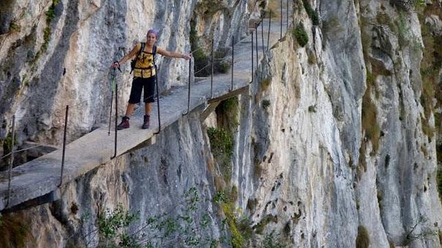 El camino tallado en la roca