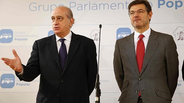 Los ministros de Justicia, Rafael Catalá (d), y de Interior, Jorge Fernández Díaz (i)