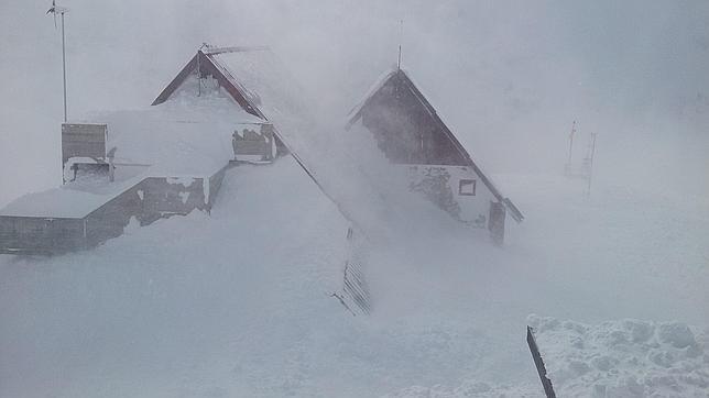 Dos guardas de un refugio de montaña sobreviven a un alud que sepultó la casa