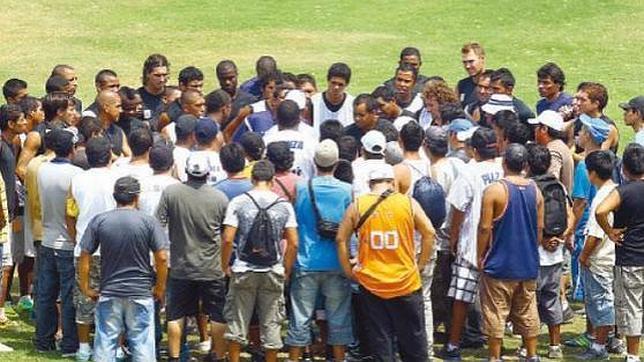 Hinchas del Alianza de Lima agreden a sus jugadores por la goleada en la Libertadores