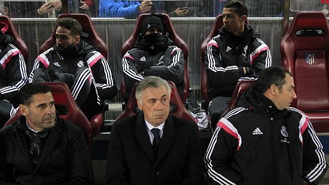 Ancelotti junto a Hierro y Clement en el último derbi en el Calderón (2-0); detrás, Cristiano, suplente inicialmente
