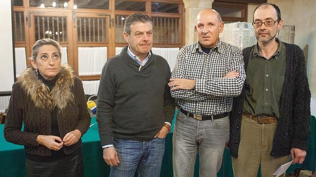 Consuelo Pompero, Manuel Fuentes, Luis Vicente Pastor y Oscar Díez, en el momento de anunciar su dimisión como concejales del PSOE
