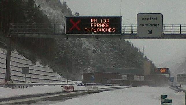 El tráfico internacional, bloqueado en el Pirineo aragonés desde hace casi una semana