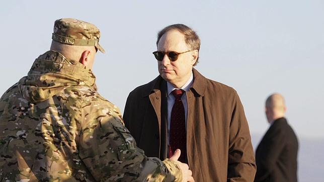 El vicesecretario general de la OTAN, Alexander Vershbow (c), conversa con un oficial durante unas maniobras del Ejército georiano en la base militar de Vaziani, a las afueras de Tiflis (Georgia)