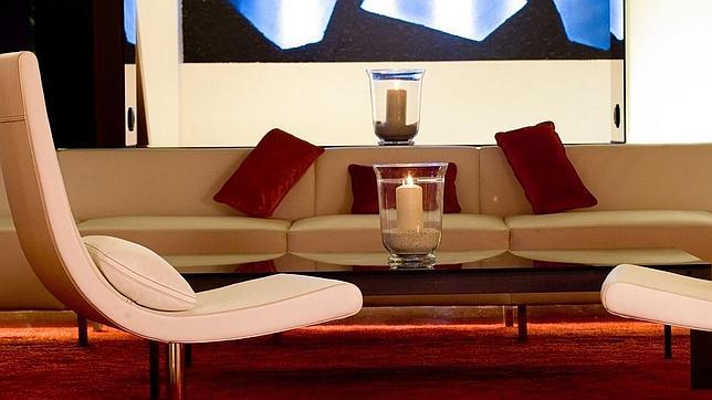 Uno de los espacios del hotel, a la luz de las velas