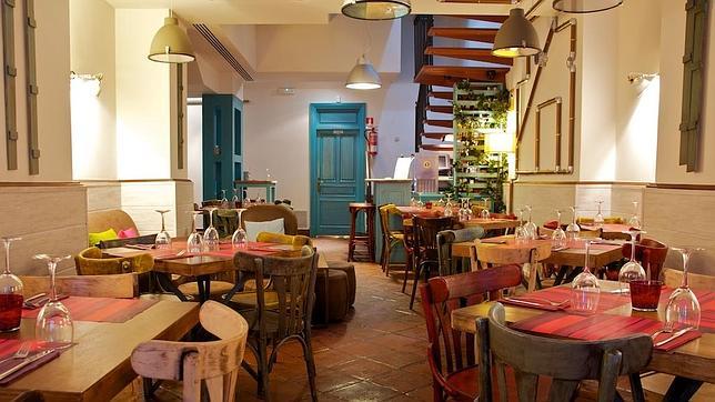 El acogedor comedor de La Camarilla, en la Cava Baja