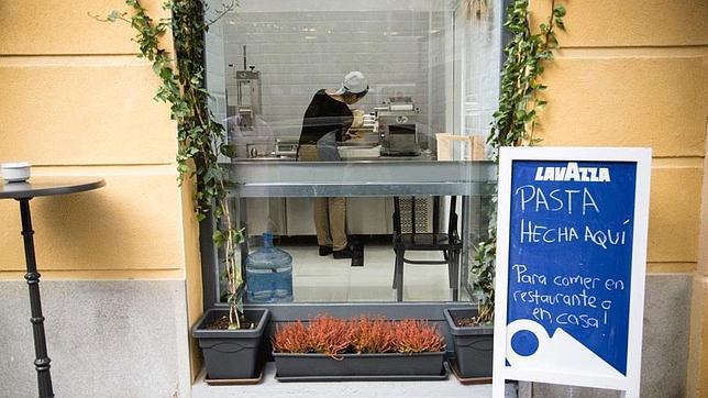 La cocina, donde elaboran la pasta, se puede ver desde la calle