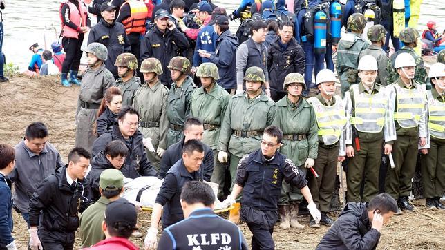 Encuentran cinco nuevos cádaveres del accidentado avión de TransAsia