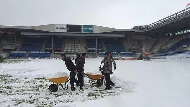 El estadio de Mendizorroza, con nieve y hielo