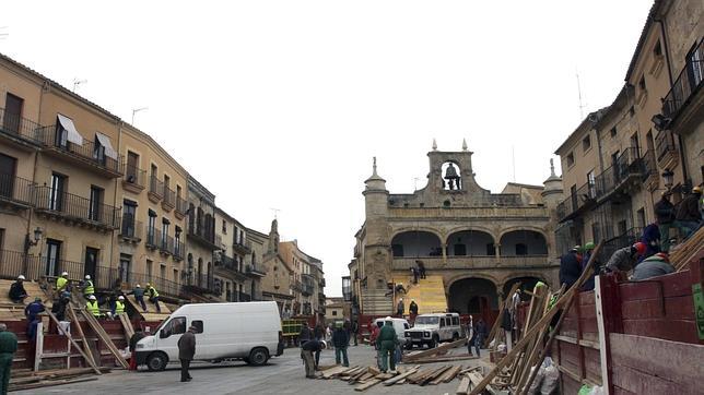 Así se construye cada año la plaza de toros rectangular de Ciudad Rodrigo