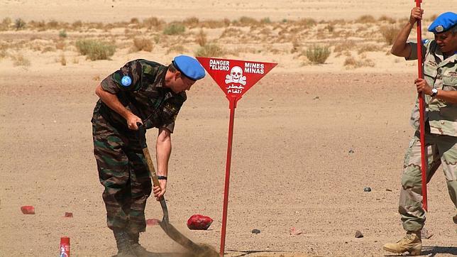 Miembros de la Minurso marcan restos de bombas racimo de la guerra entre el Frente Polisario y Marruecos